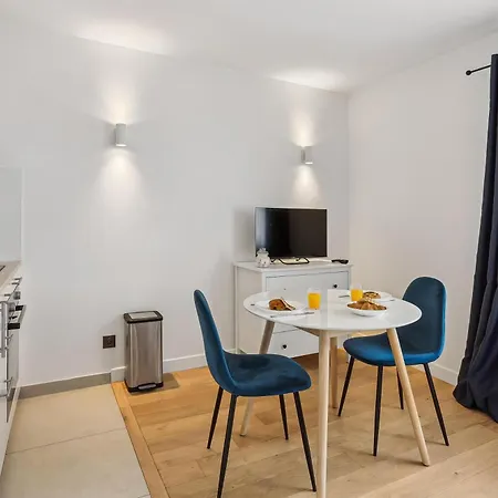 Proche De La Défense *