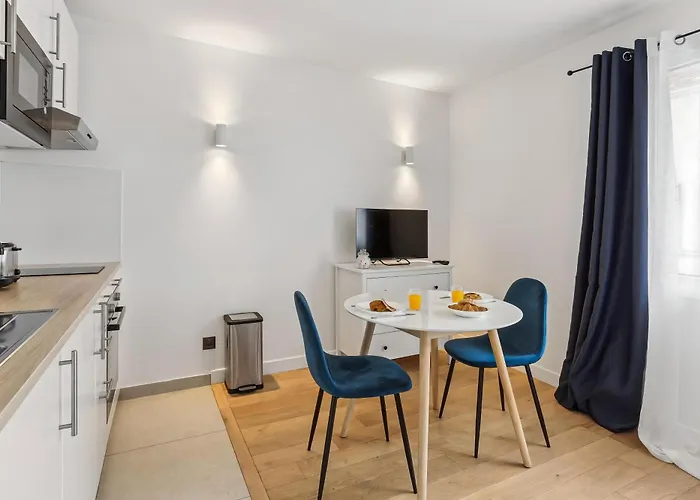 Proche De La Defense *